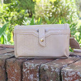 MAVERICK CROSSBODY || TAN