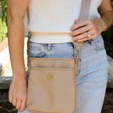 BRIGGS CROSSBODY || TAUPE